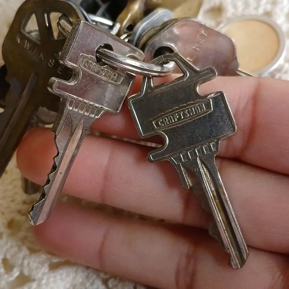 Vintage Brass Heart Shaped 2.5 inch Key‎ Chain with 13 Keys